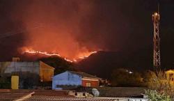 Vientos furiosos y calor abrasador: La lucha por controlar el incendio en la serranía de Sama