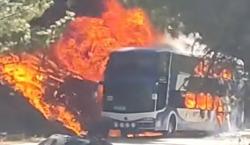 Un bus que transportaba a militares hasta Sucre se incendia en plena carretera en Cochabamba