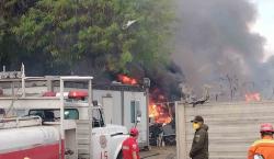 Incendio de gran magnitud arrasa un predio en el Parque Industrial de Santa Cruz