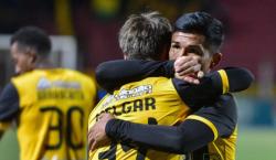 The Strongest marca dos goles en el descuento y se adueña de la cima del torneo