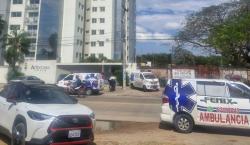 Una mujer muere al caer de un edificio y su hijo de 11 años lucha por su vida tras ser envenenado