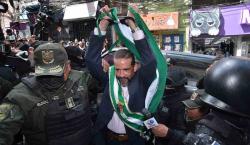Gobernador Camacho llega a La Paz para su audiencia de medidas cautelares