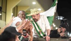 Camacho besa el suelo cruceño al aterrizar en Viru Viru; multitudes  lo reciben en Santa Cruz