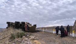 Reportan el vuelco de una cisterna boliviana en la carretera Binacional de Perú; hay un fallecido