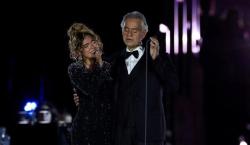 Karol G con Andrea Bocelli brillaron en el Vaticano
