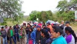 Ruta hacia Argentina paralizada: Pobladores de Abapó exigen atención del gobernador Camacho tras bloqueo