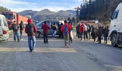 Crisis de combustible en Cochabamba: Transportistas exigen soluciones y bloquean rutas al oriente y occidente