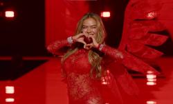 Con alas y actitud, Karol G se robó el show en el Victoria’s Secret Fashion Show
