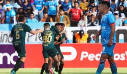 Bolívar gana a Blooming en un partido con siete expulsados y una cancha llena de charcos de agua