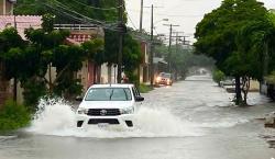 Intensas lluvias inundan las calles en la capital cruceña