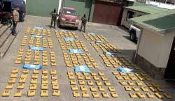 Secuestran un vehículo con 300 paquetes de marihuana en operativo realizado en Cochabamba