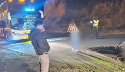 Una tragedia en la carretera: Motociclista y acompañante pierden la vida en choque frontal con un bus