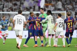 Final caliente: los jugadores del Madrid se lanzan contra Lamine Yamal