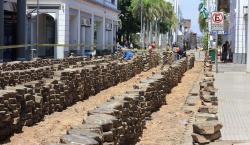 Inician reparación del enlosetado en calles del centro histórico de Santa Cruz