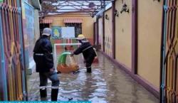 Intensas lluvias en Sacaba desbordan canales de drenaje y afectan viviendas