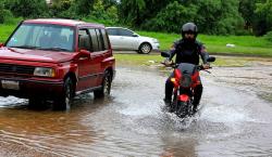 Lluvias de este viernes anegan barrios y activan alerta por posible crecidas del río Piraí