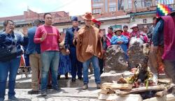 Presidente Paz realiza sorpresiva visita a casetas de amautas en El Alto y participa en ofrenda a la Pachamama