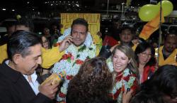 “Estamos volviendo con las manos limpias”, dice el exalcalde Luis Revilla tras su arribo a La Paz