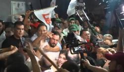 Agreden a JP Velasco y Paola Aguirre en su ingreso al TED de Santa Cruz