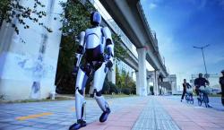 Este robot humanoide logró un récord al caminar 100 kilómetros en tres días