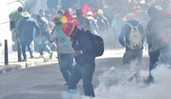 Policía gasifica a marchistas de la COB que utilizaban explosivos para ingresar al centro de La Paz