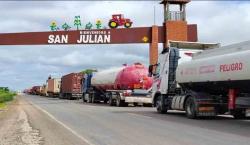 Reportan que bloqueo en San Julián impide el paso de al menos 50 cisternas con combustible para Beni y la Chiquitania