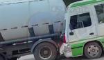 Micro choca contra un camión cisterna en la doble vía a La Guardia