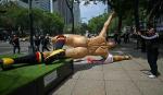 Tensión en México: manifestantes derriban estatuas a pocos días del Mundial
