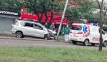 Vehículo choca contra un poste de luz en el segundo anillo de Santa Cruz 