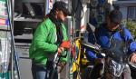 Persisten las filas por combustibles a un mes del Estado de excepción