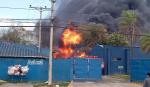 Incendio en empresa del Parque Industrial genera explosiones y una densa humareda