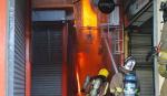 Tras más de 12 horas, bomberos siguen trabajando para sofocar el incendio en la feria Barrio Lindo