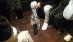 El Alto: Intervienen dos minicines que funcionaban como bares clandestinos y arrestan a más de 80 jóvenes