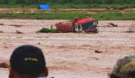 Camión queda atrapado en el río Piraí tras la llegada de un turbión