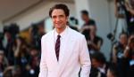 Robert Pattinson recibe ovación de siete minutos en Venecia y apunta al Oscar por “Primetime”