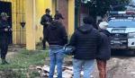 Hombre es hallado sin vida en la vía pública con al menos tres impactos de bala