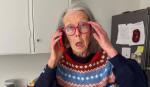 Cortó la llamada y siguió barriendo en su casa de Islandia hasta que su marido le avisó: así recibió Anne Carson la noticia del Nobel