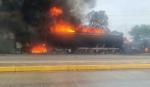Bomberos controlan incendio de dos cisternas; un conductor resulta con quemaduras de tercer grado