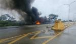 Reportan el incendio de dos camiones cisterna en la carretera a Camiri