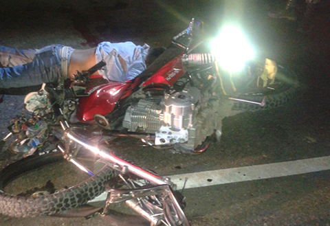 Choque de moto contra un tr iler deja un fallecido en ruta Warnes