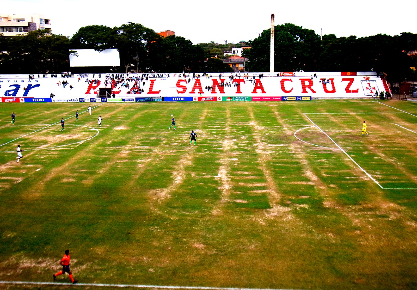 Mobile Real Santa Cruz recibe a Tomayapo en un vergonzoso campo